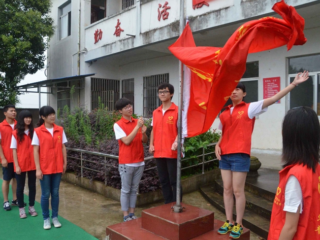 全体志愿者举行升旗仪式