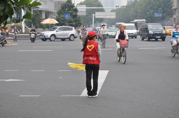 志愿者在文化宫路口守护文明