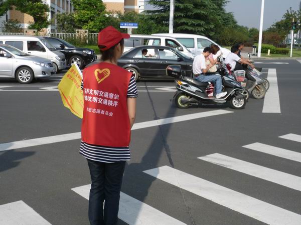 志愿者在龙城大道惠山路口维持交通秩序