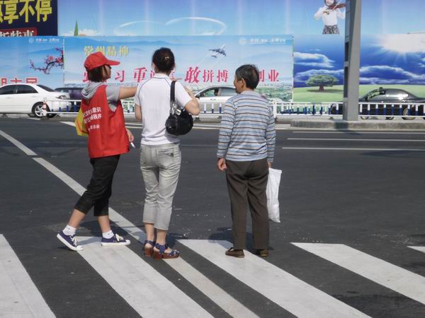 耐心解答市民询问