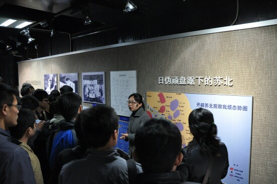 工作人员为师生讲解